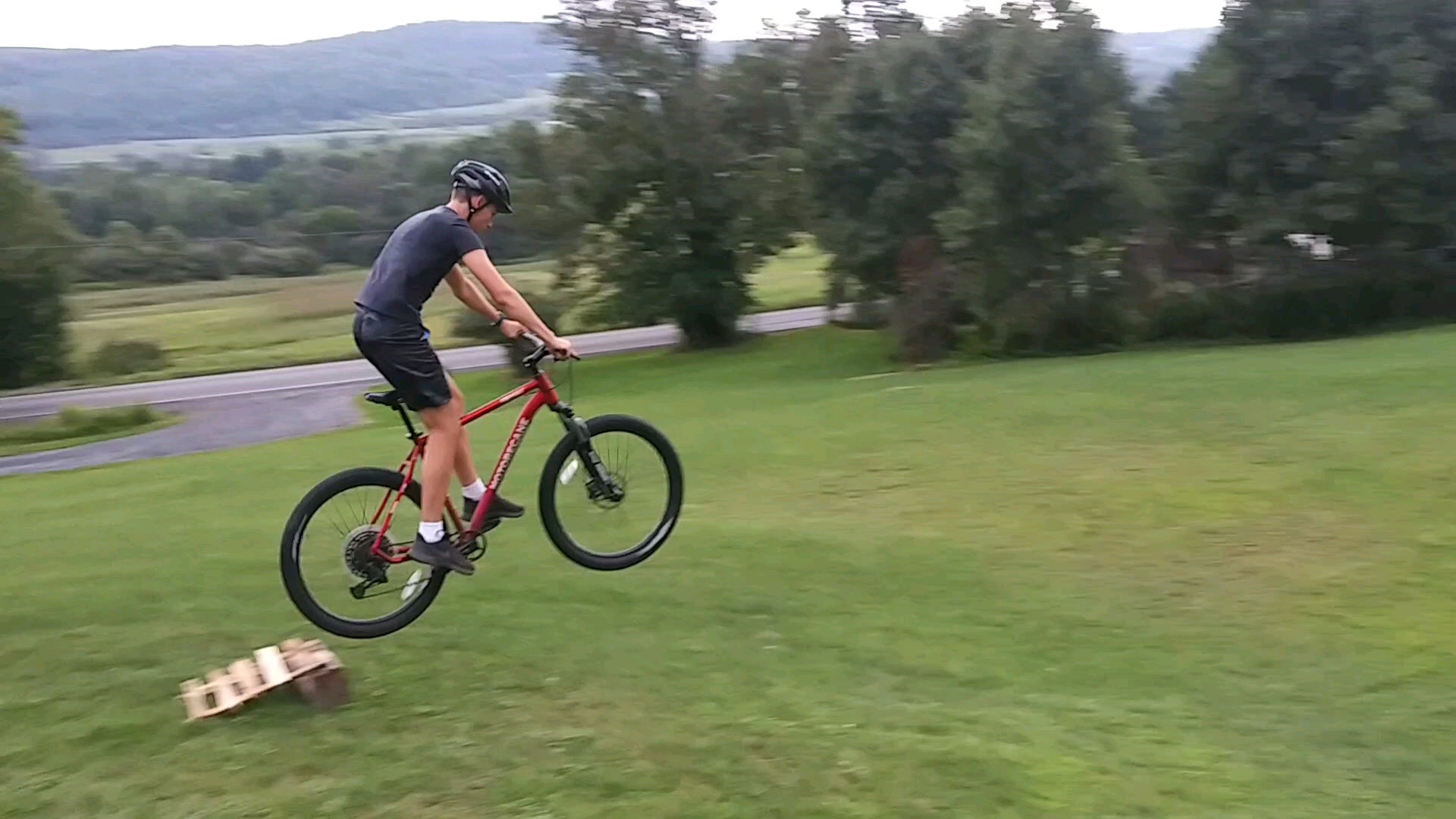 This is a small jump that I made of a log and some extra chopped wood : mountainbiking