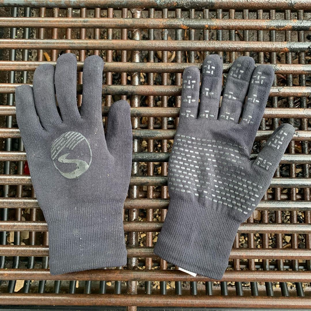 A great tweeter season essential for moist fall riding. @showerspass gloves. #ri…